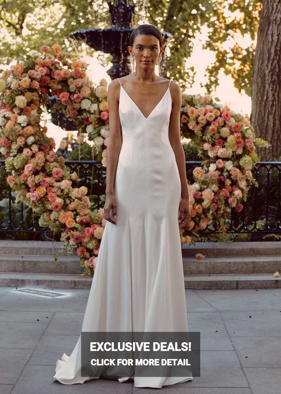 31 Minimalist Wedding Dresses That Are Simple and Understated