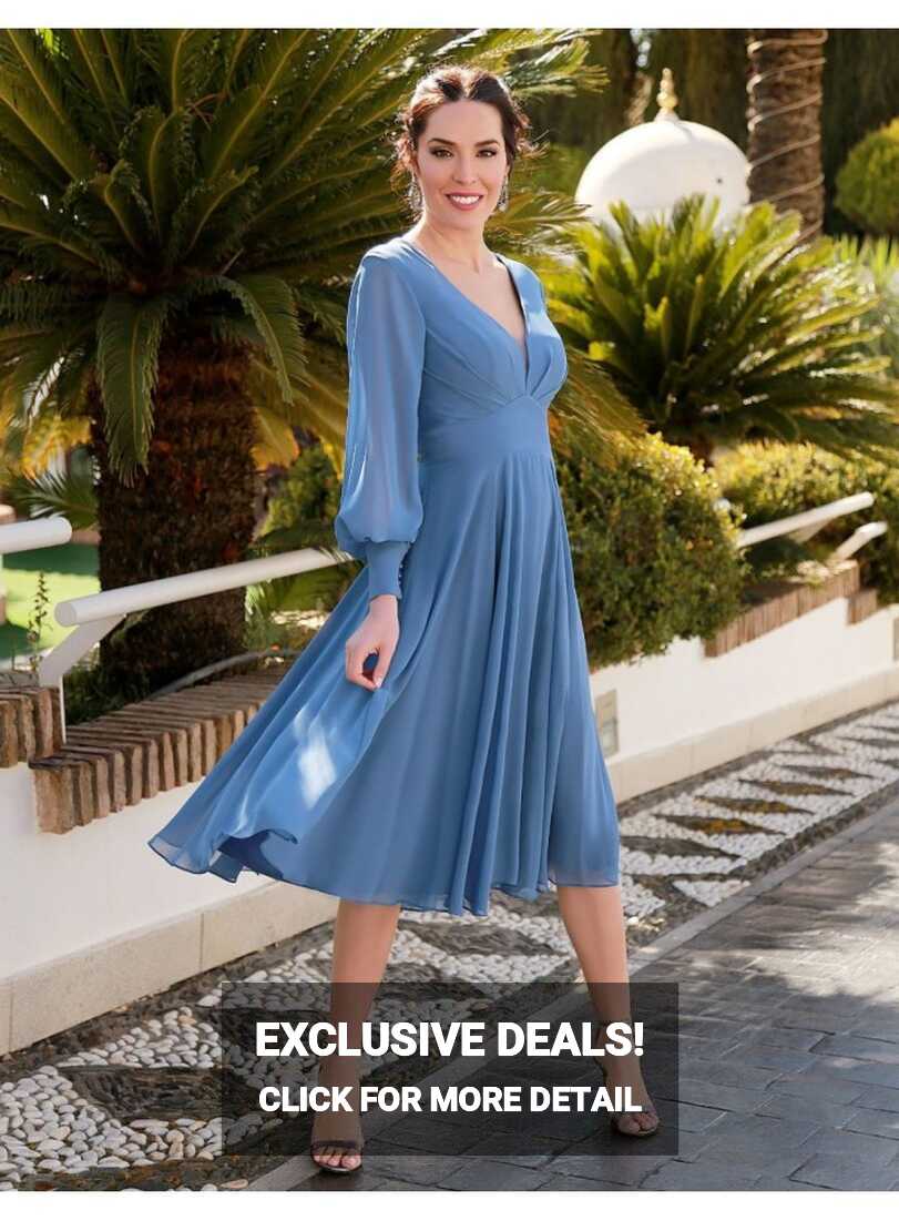 Cocktail dress with long flowing sleeves for weddings | INVITADISIMA