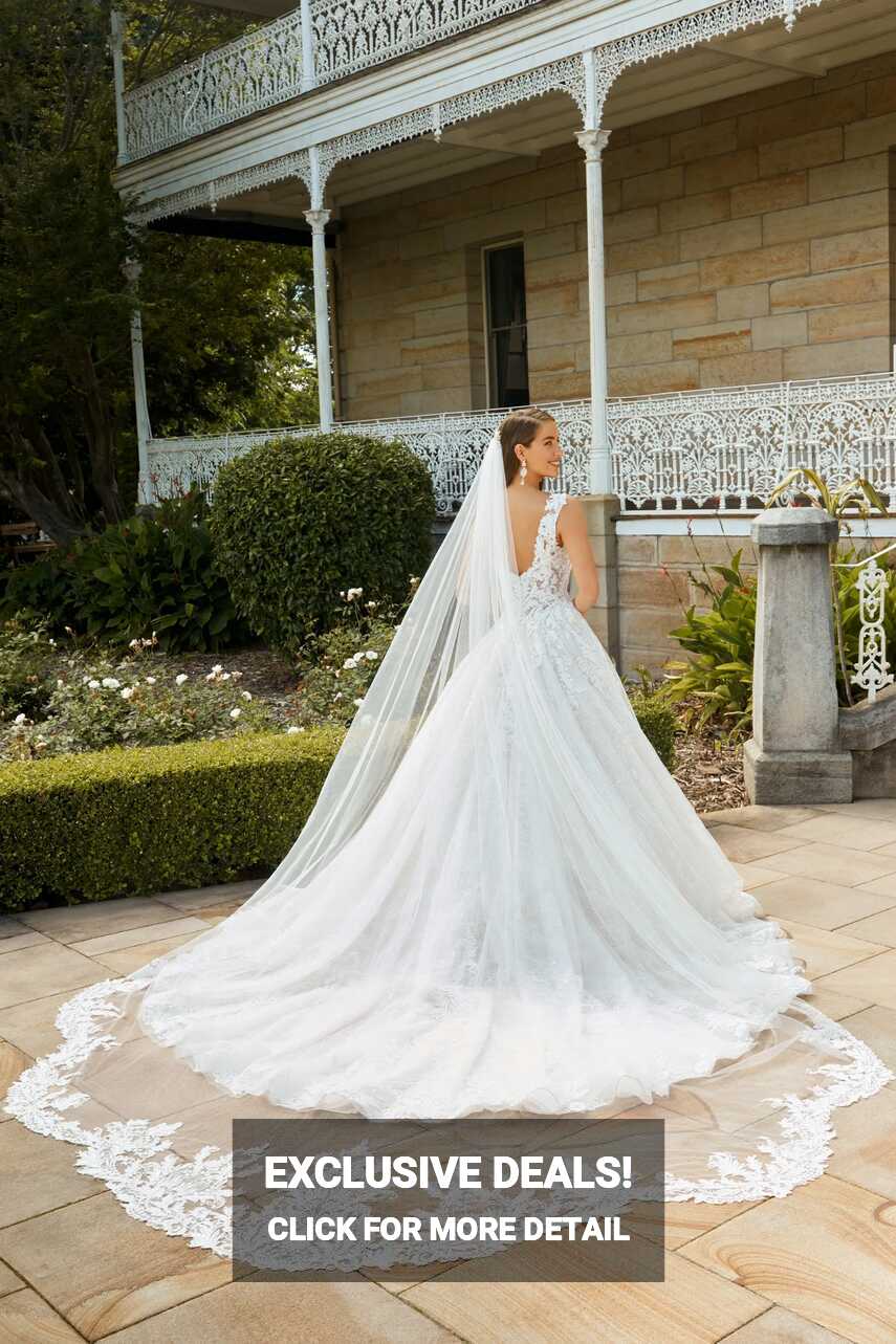 Dramatic Tulle Bridal Veil with Lace | Sophia Tolli