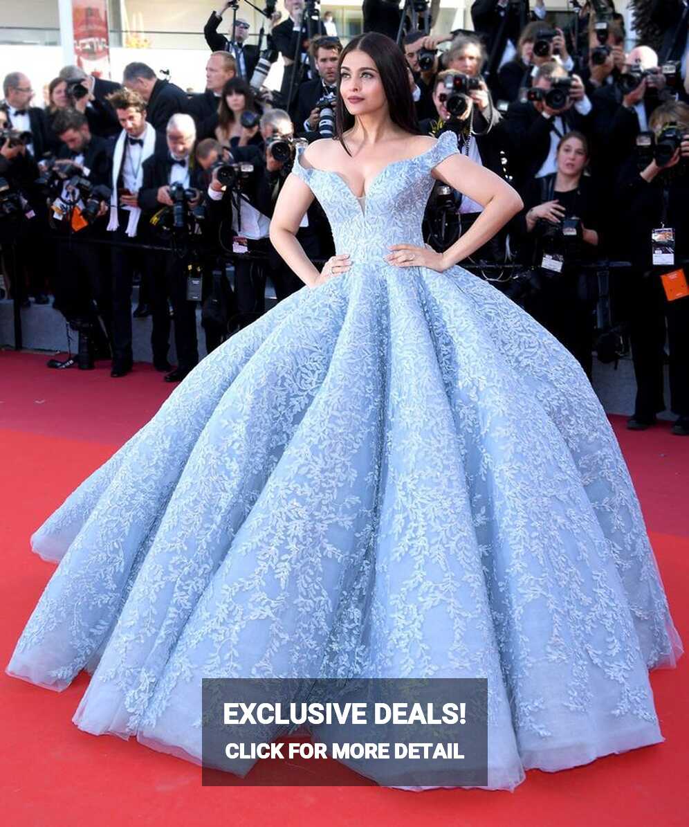 Salma Hayek&#39;s Lacy, Iridescent Blue Gown Gave Vampy Cinderella