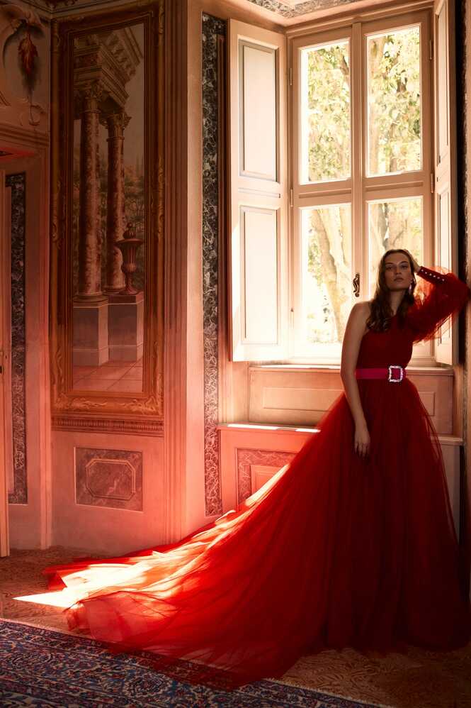 10 Dramatic Red Wedding Dresses - How to Wear Red at Your Wedding