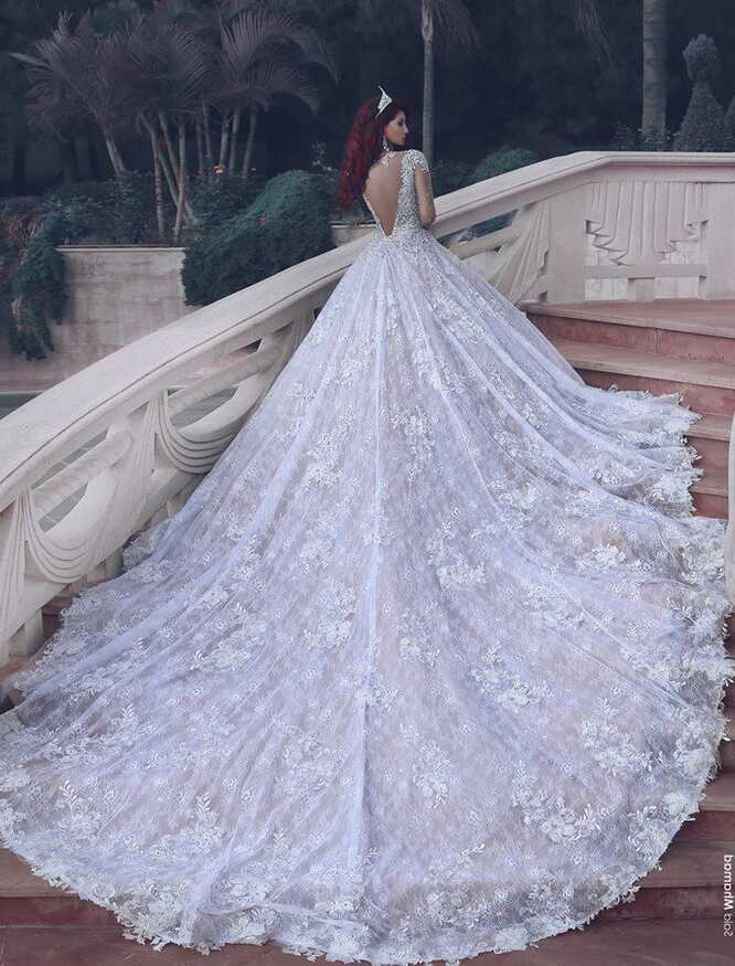 10 WEDDING GOWNS WITH THE LONGEST TRAINS