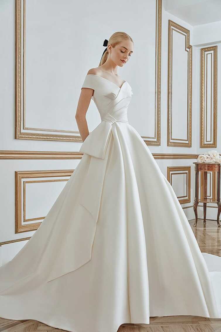 14 Simple Minimalist Wedding Dresses That Prove Less Is More