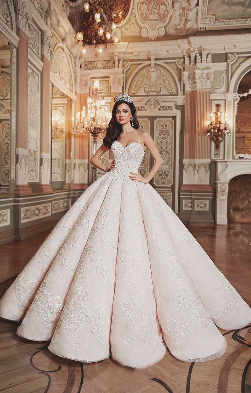 15 Magnificent Statement Ball Gowns For Fashion Conscious Brides ...