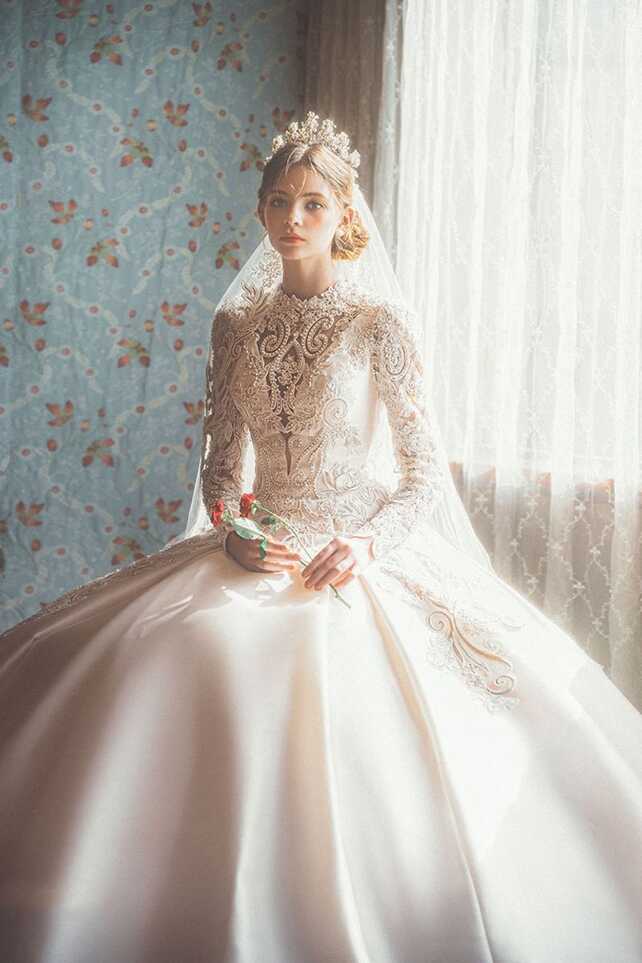 15 Statement-Making White Winter Wedding Dresses With Sleeves ...