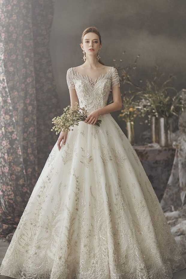 15 Whimsical Glam Wedding Dresses Featuring Romantic Detailing