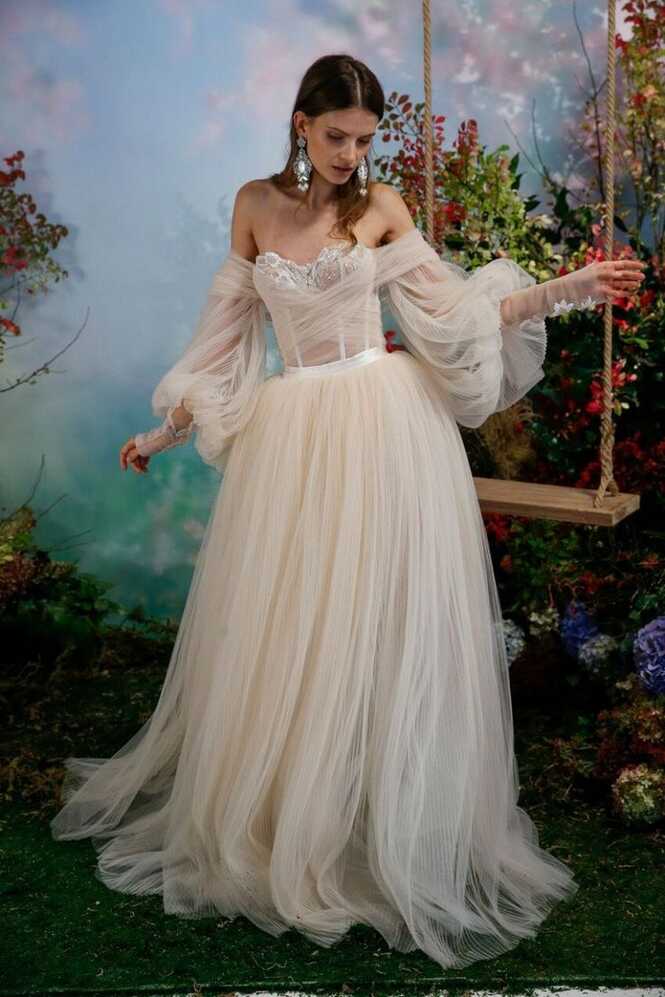 18 Fairytale Wedding Dresses for an Enchanted, Whimsical Look