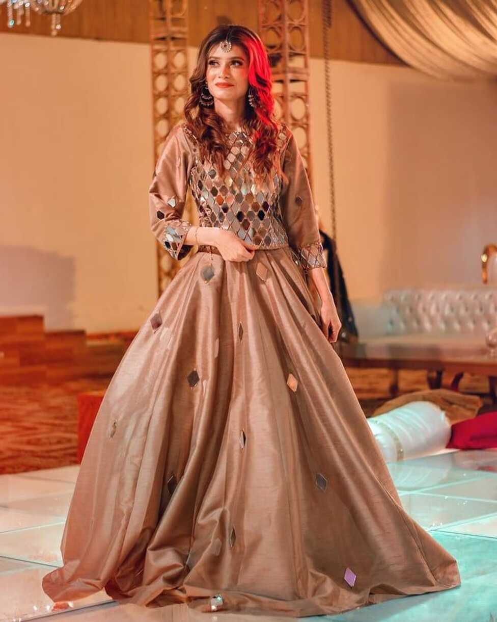 20 Chic Mehndi Dresses For Pakistani Brides &amp; Mehndi Guests