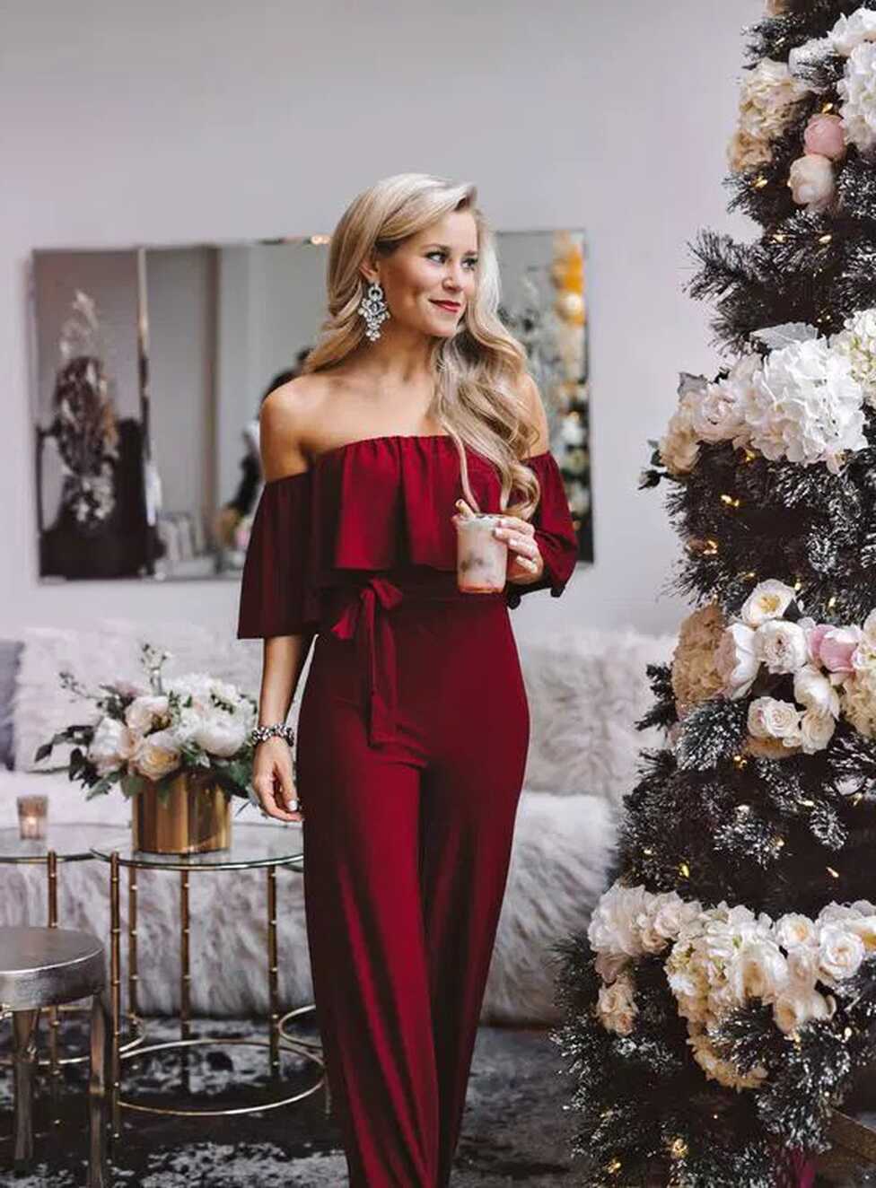 25 Christmas Outfit Ideas for Moms that are effortless and chic