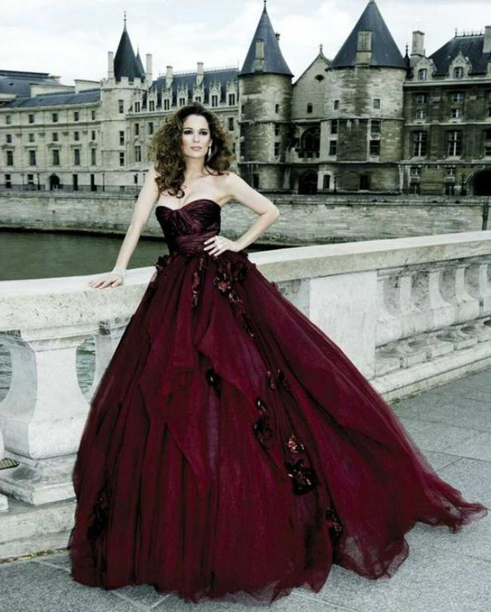 25 Daring Red Wedding Dresses