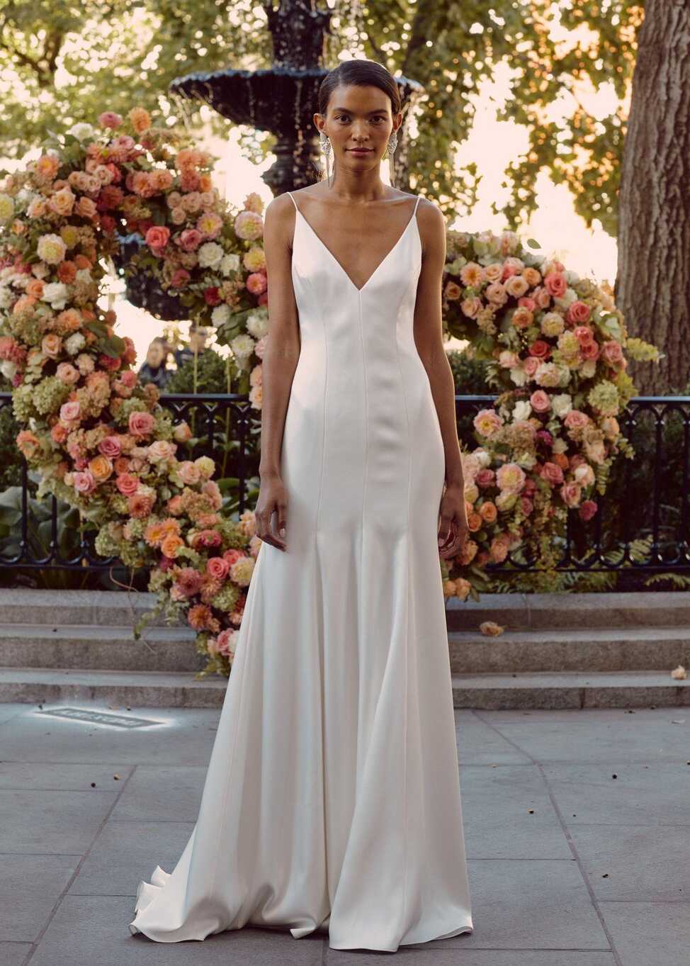 31 Minimalist Wedding Dresses That Are Simple and Understated