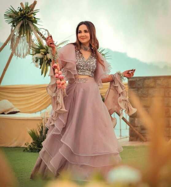 35 Mehndi Outfits for Brides to be - Mehndi Dresses that stand out