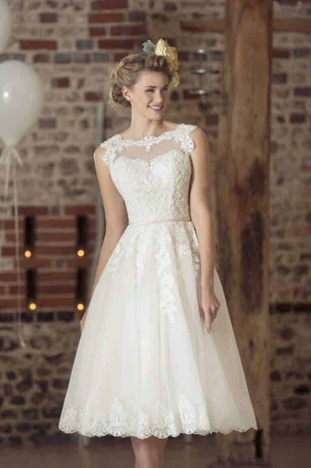 60s-inspired Vintage Sleeveless Lace Short Wedding Dresses ...