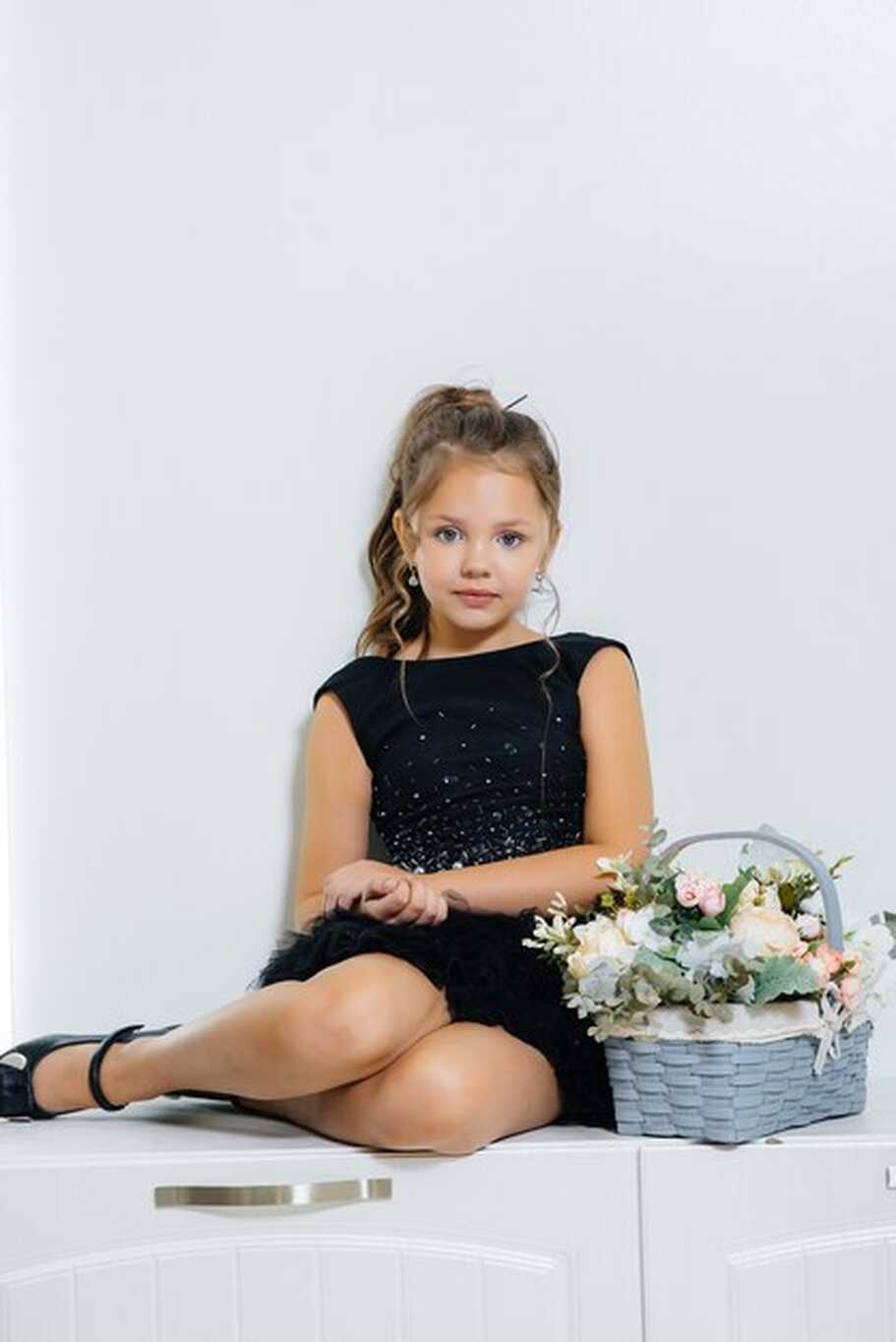 95,000+ Little Girl Sitting In Dress Pictures