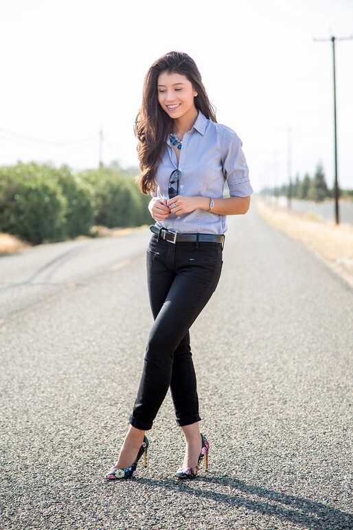 A Stylish Black Jeans Outfit for the Office