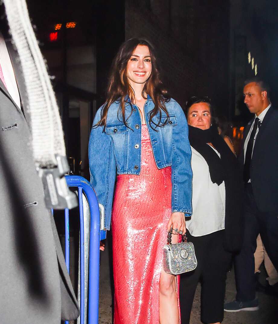 Anne Hathaway Proves a Cropped Denim Jacket Really Does Go With ...