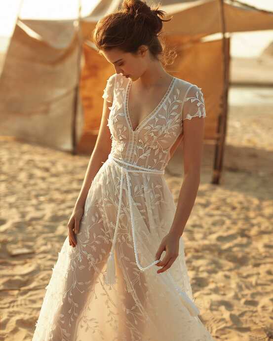 Casual Wedding Dresses: 15 Bridal Gowns + Faqs