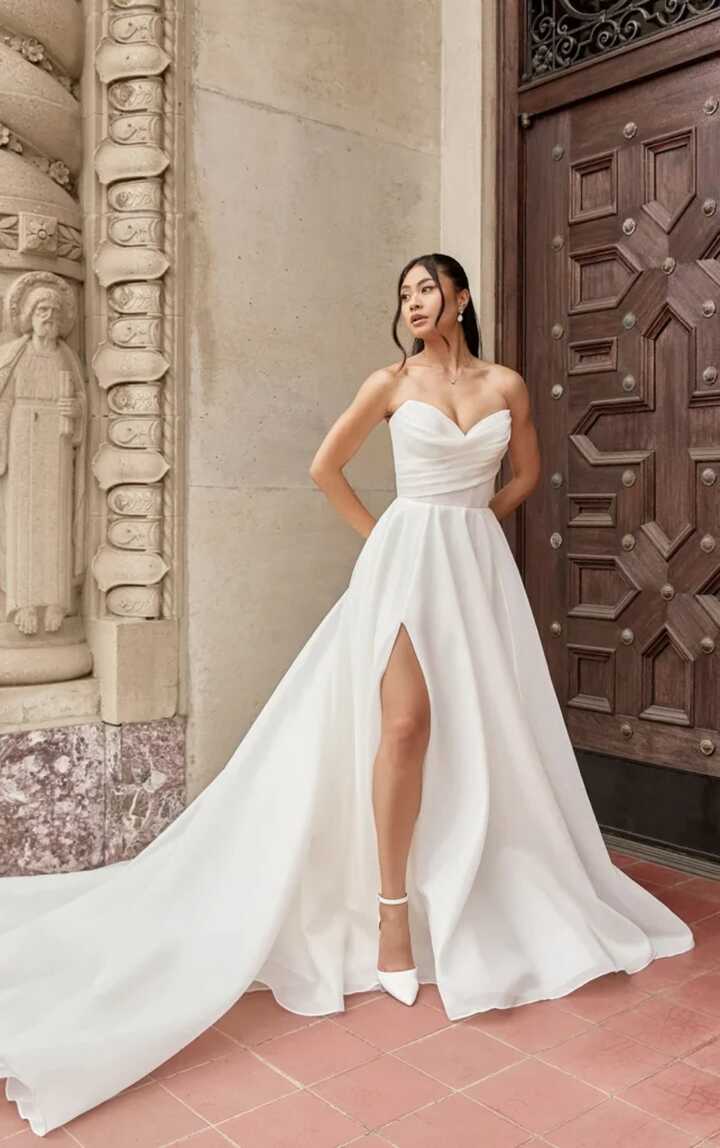 Contemporary Wedding Dress Styles for 2025 Weddings - Wedding ...