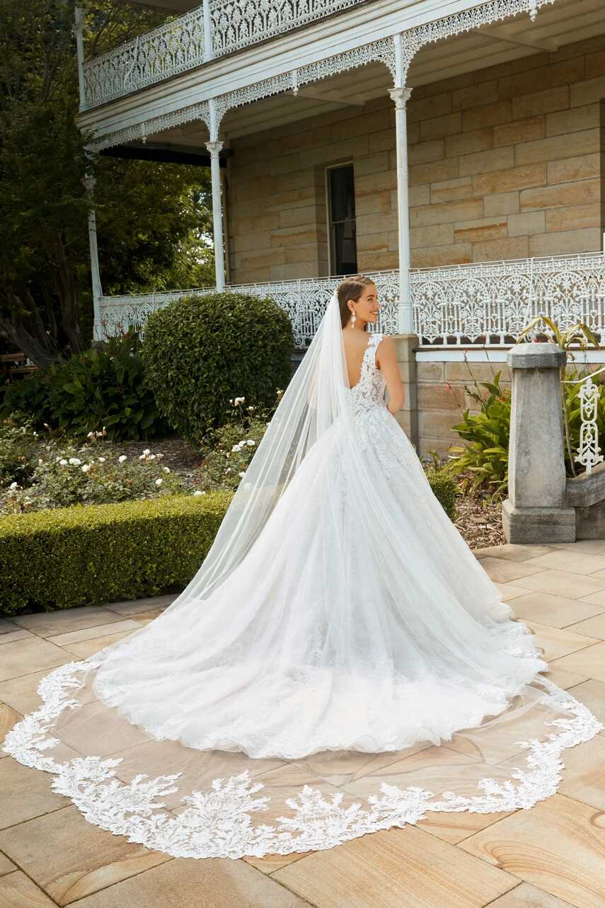 Dramatic Tulle Bridal Veil with Lace | Sophia Tolli