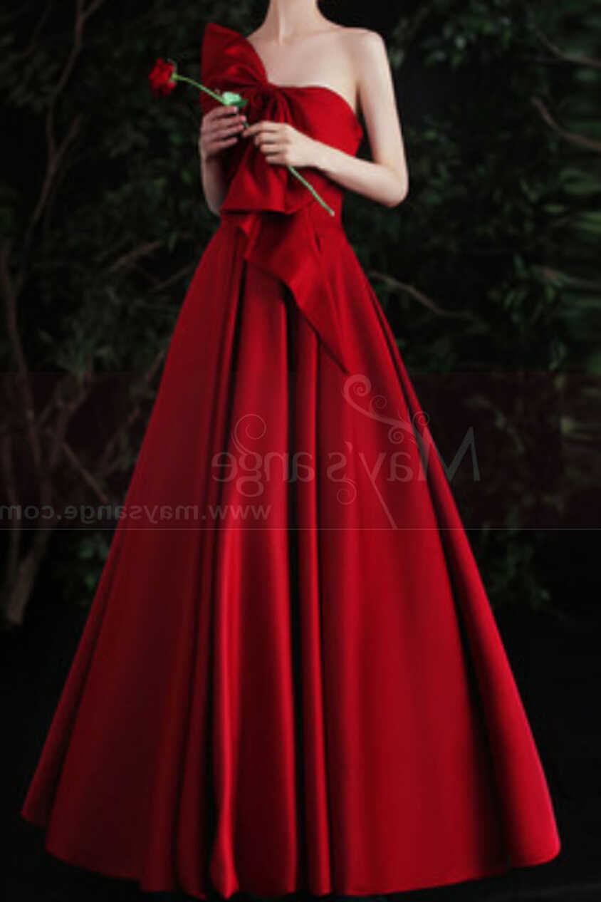 Elegant ceremony dress in red satin with pretty bustier with bow