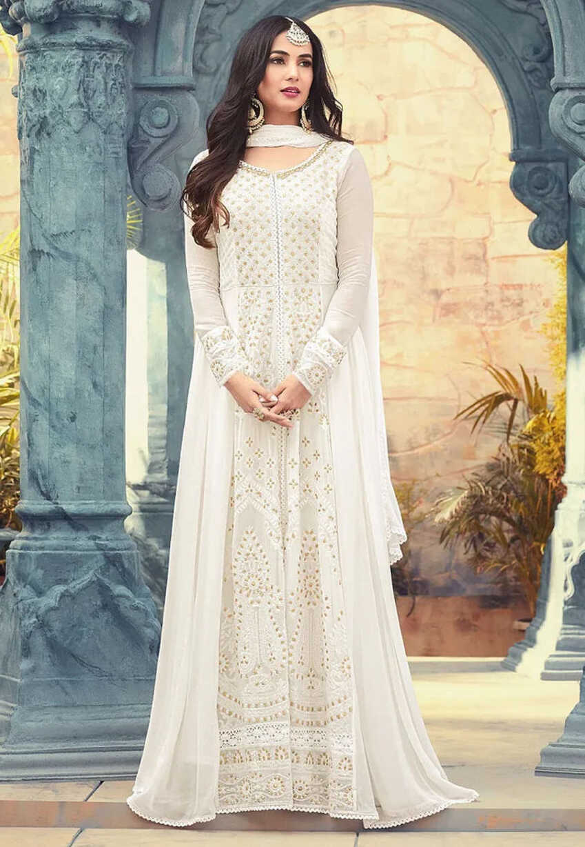 How to Style a White Salwar Suit for This Raksha Bandhan?