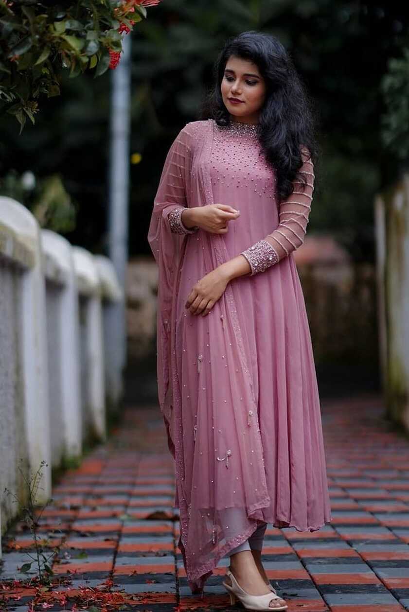 Indian Wedding Guest Outfit Ideas -Storyvogue.com