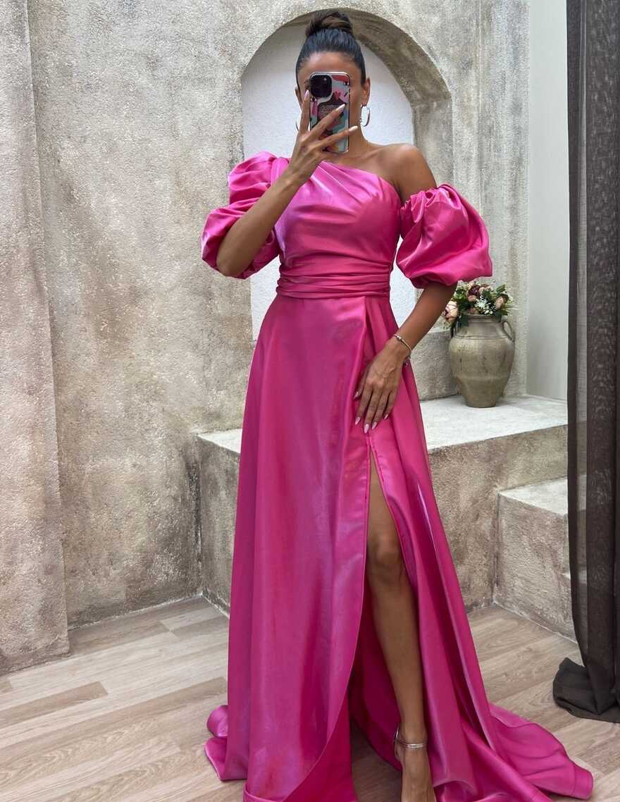 Long satin party dress with balloon sleeves | INVITADISIMA