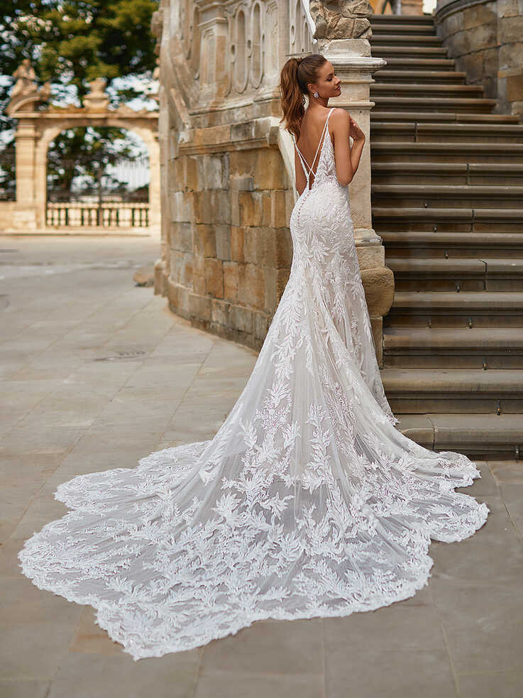 Luxurious Designer Wedding Gowns | Lavish Wedding Ideas | Val ...