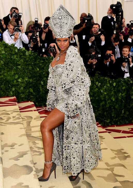 Met Gala 2018: Celebrities share divine looks on red carpet - BBC News