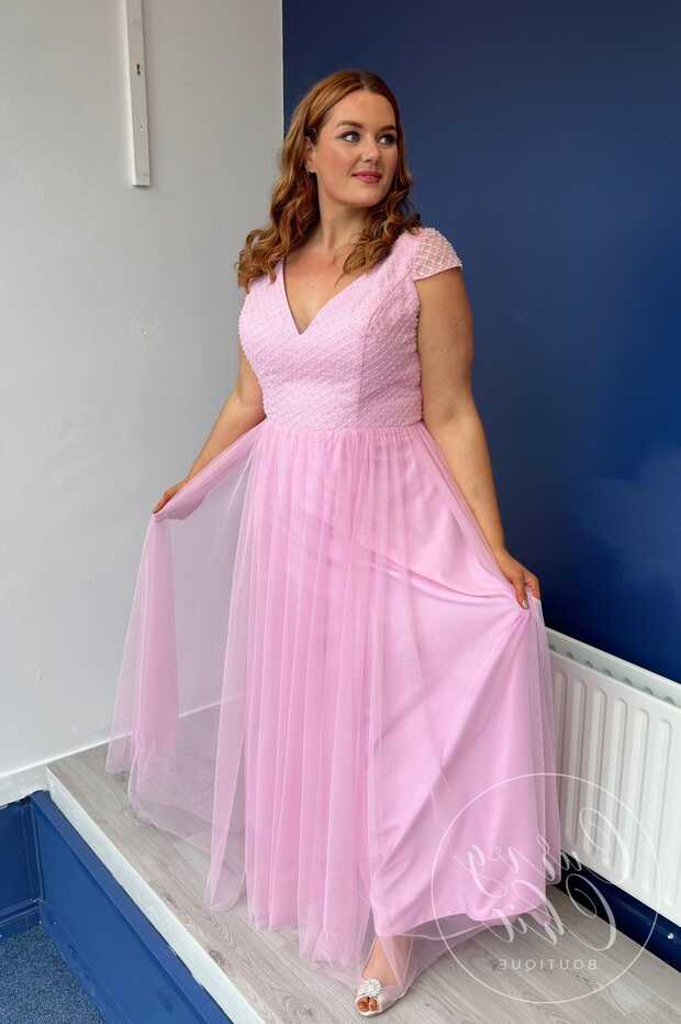 Plus Size Wedding Guest Dresses and Outfits for Curvy Women ...