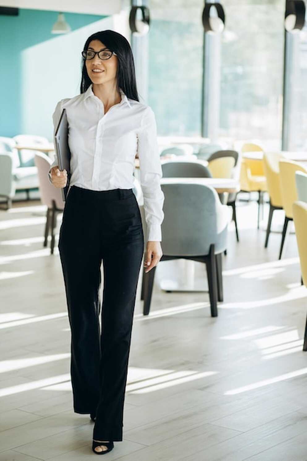 Premium Photo | Attractive business woman in formal wear standing ...