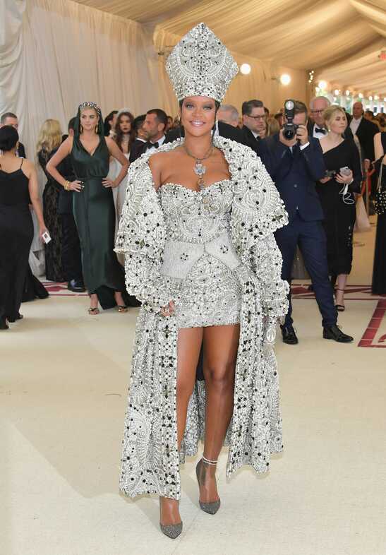 Rihanna Just Won the Met Gala Again, This Time With A Bishop&#39;s Hat ...