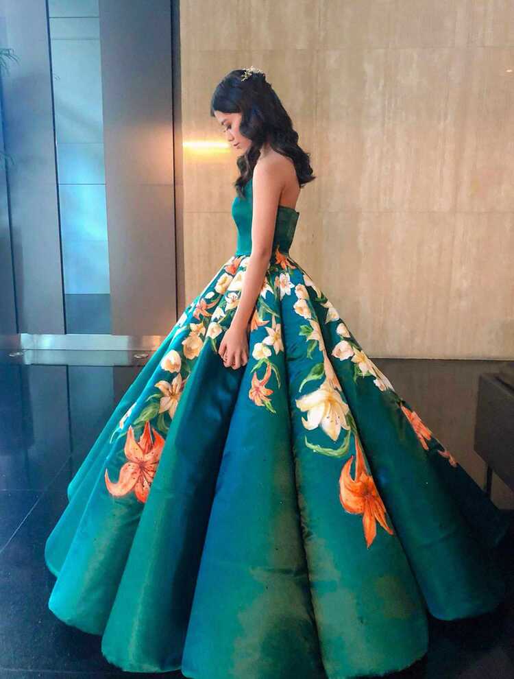 Teen Goes Viral For Designing a Gorgeous Graduation Ball Gown All ...