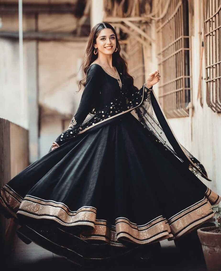 Top Pakistani Actresses In Beautiful Black Dresses | Reviewit.pk