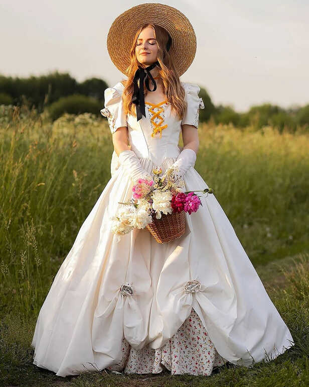 Victorian Wedding Dresses: 18 Looks + FAQs