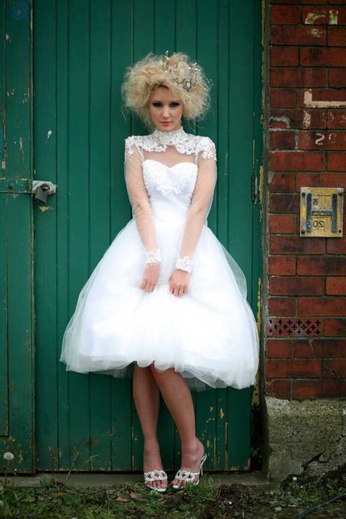 Vintage 1950&#39;s lace and tulle short tea length wedding dress