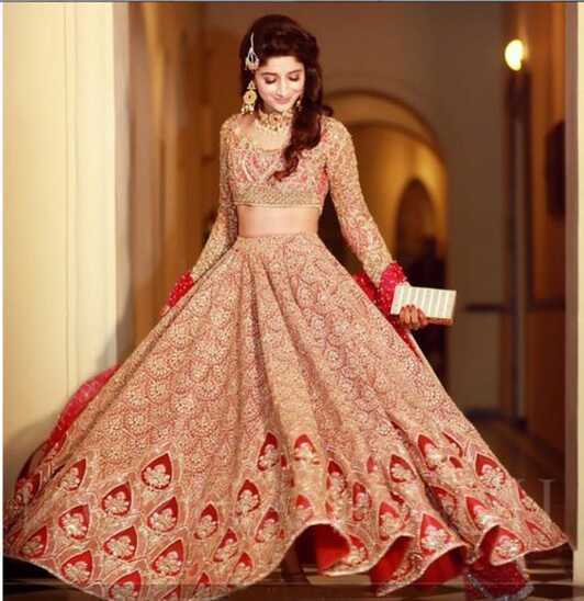 What kind of dress does an Indian bride wear for engagement? - Quora