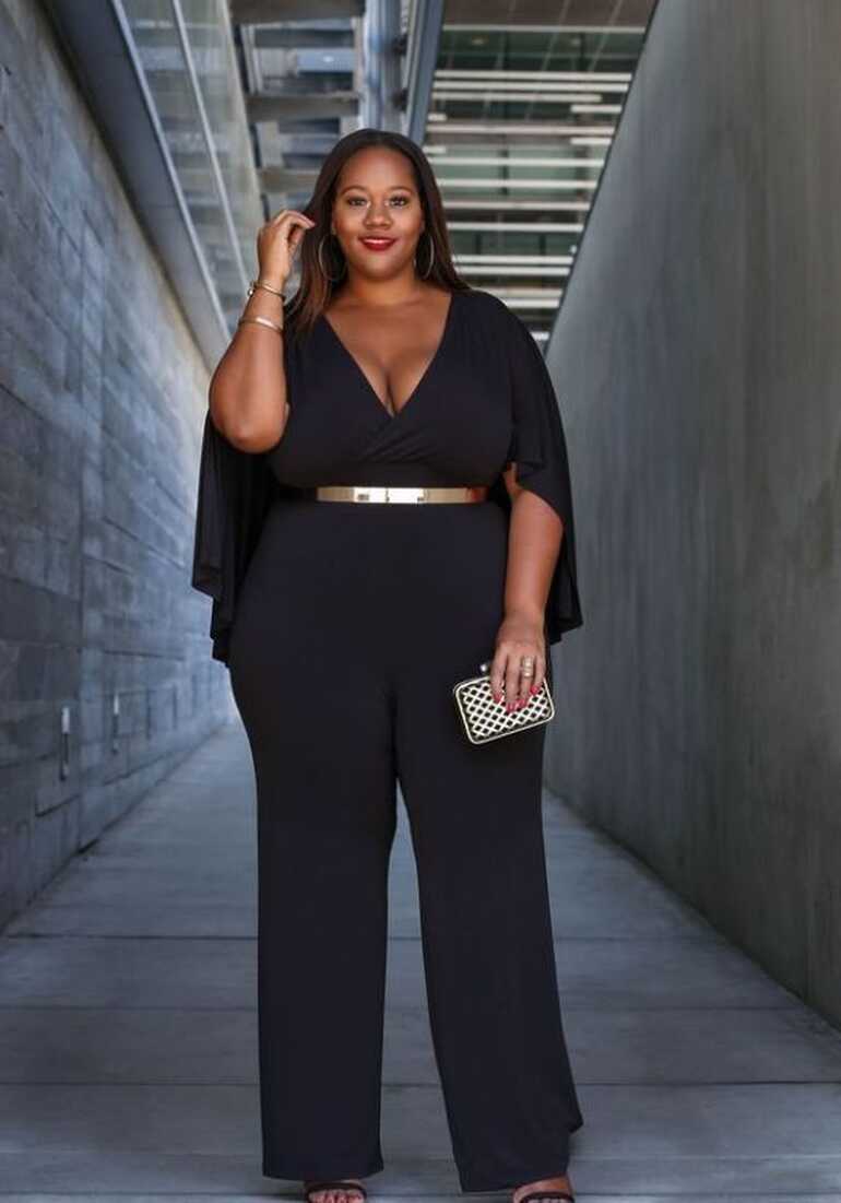 all-black wedding guest outfit for a plus size lady - Weddingomania