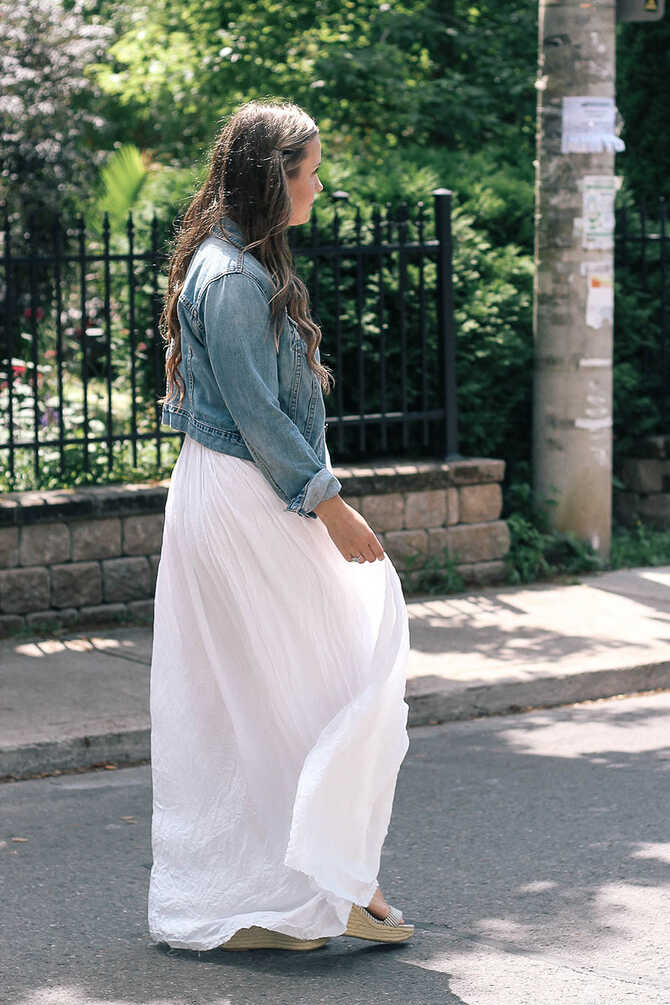 spring-summer-fashion-vaction-style-white-maxi-dress-denim-jacket ...